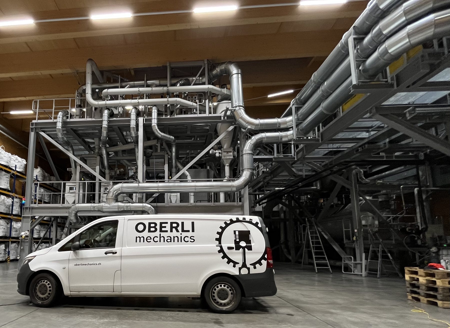 Servicefahrzeug in einer Industriehalle