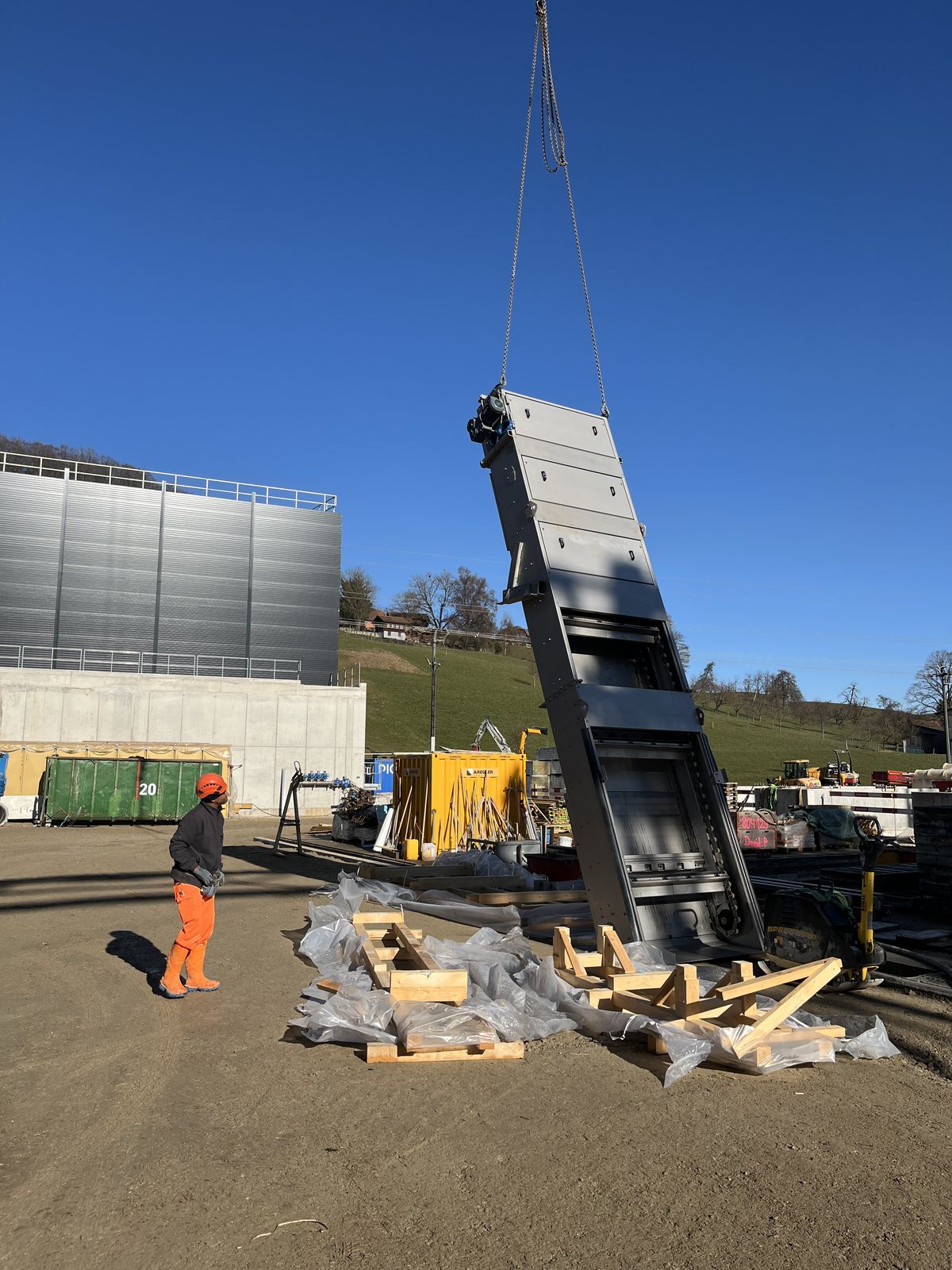 Montageeinsatz mit Kran auf einer Baustelle