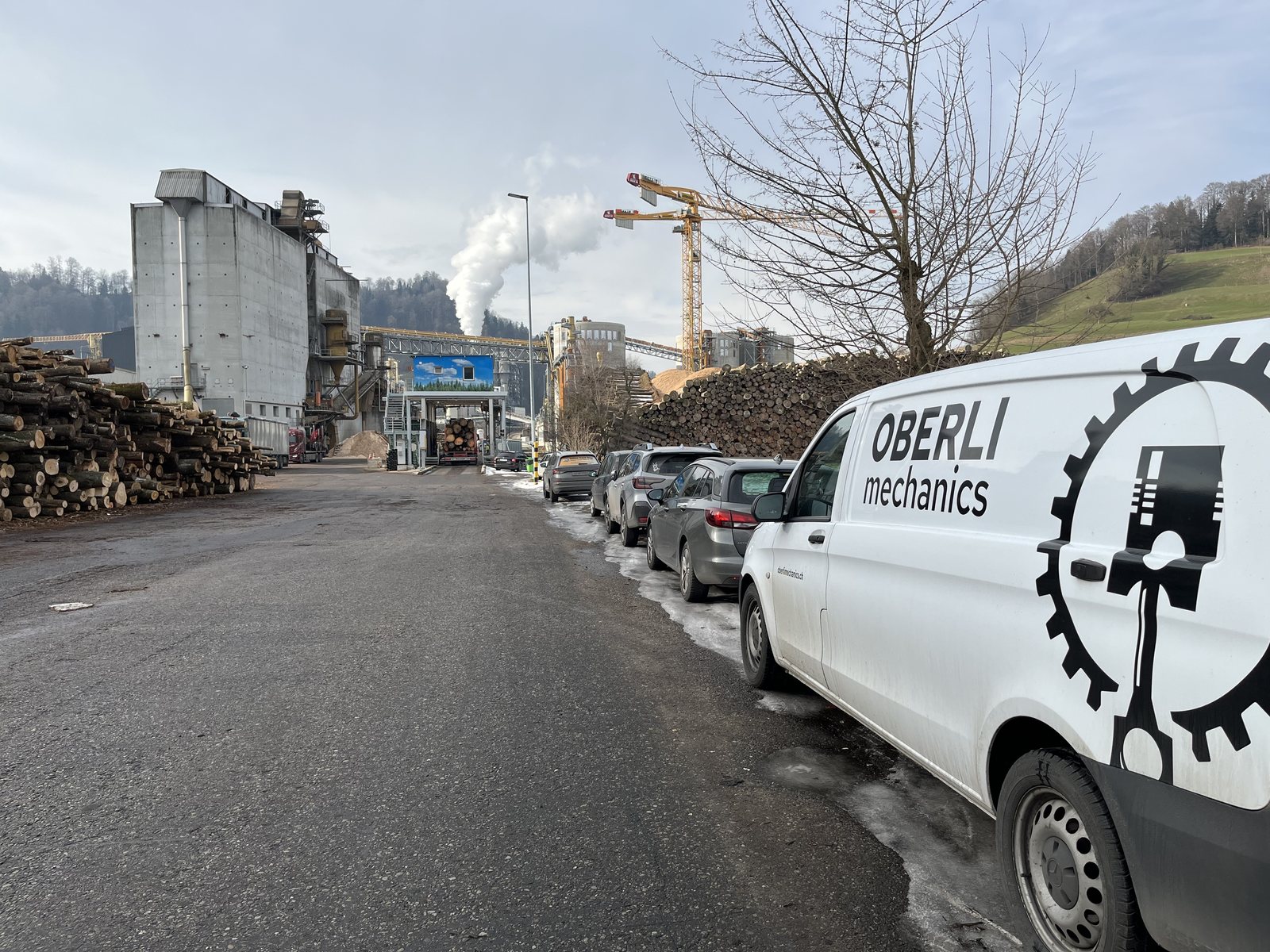 Servicefahrzeug auf einem Industriegelaende
